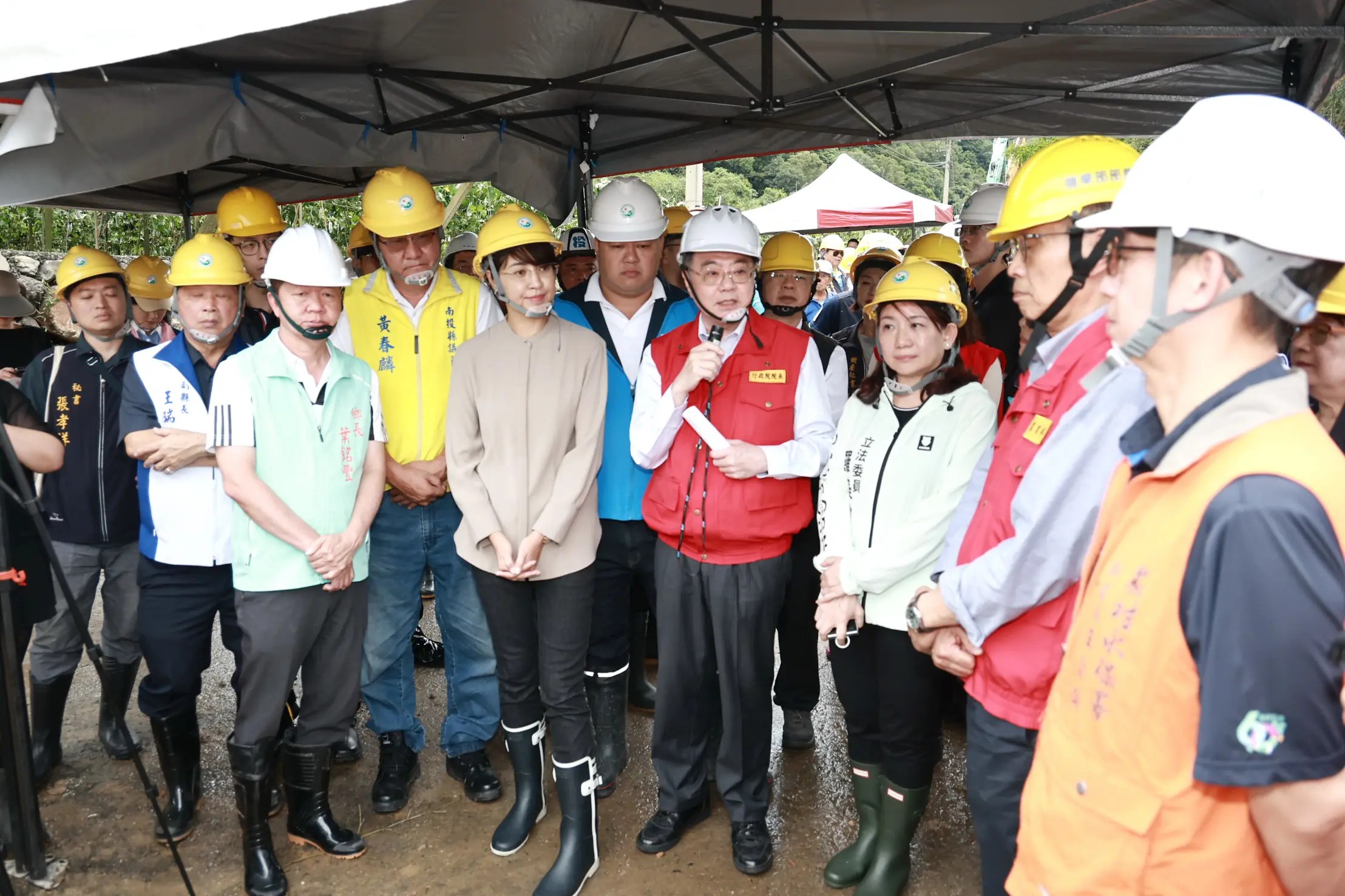 行政院長蒞縣勘災 許縣長爭取提高治山防洪經費與放寬農損救助 行政院長蒞縣勘災 許縣長爭取提高治山防洪經費與放寬農損救助