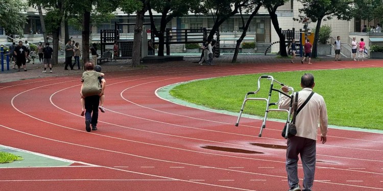 拄拐杖也要投票 老夫妻現場求助 熱血警揹阿嬤衝刺成功達陣 拄拐杖也要投票 老夫妻現場求助 熱血警揹阿嬤衝刺成功達陣