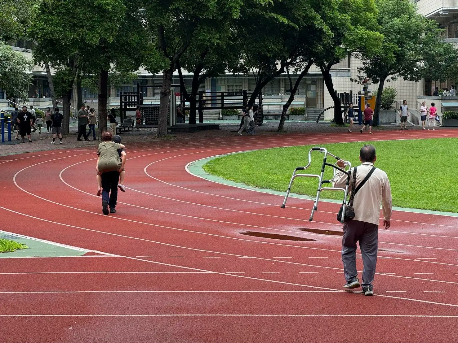 拄拐杖也要投票 老夫妻現場求助 熱血警揹阿嬤衝刺成功達陣 拄拐杖也要投票 老夫妻現場求助 熱血警揹阿嬤衝刺成功達陣