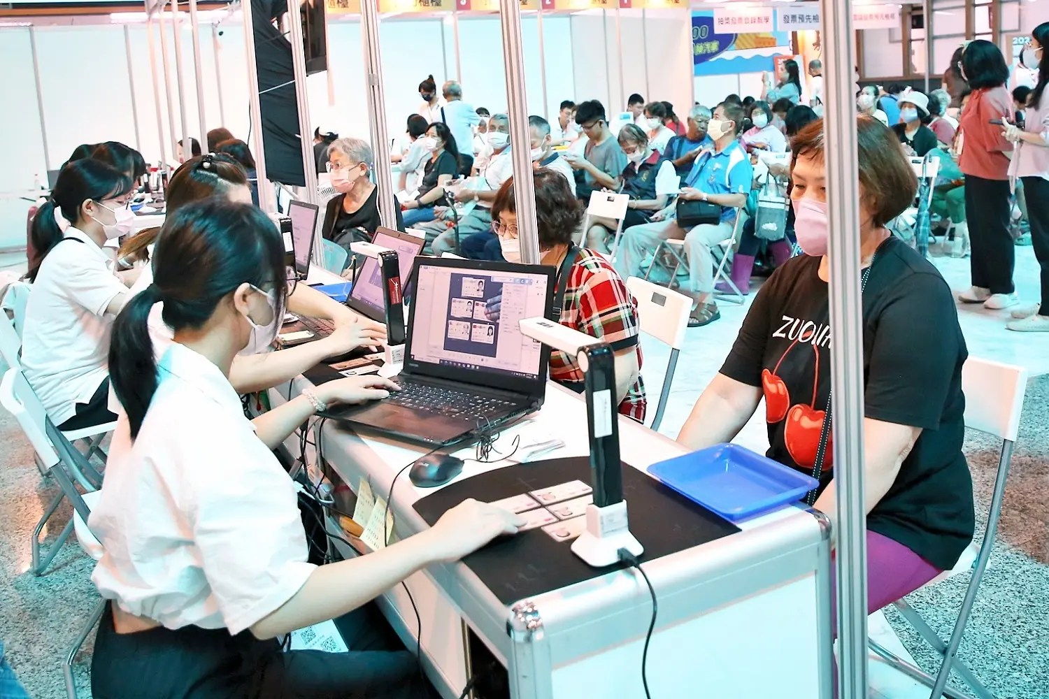 嘉市購物節滿千送百開跑 民眾凌晨搶名額湧兌換人潮 嘉市購物節滿千送百開跑 民眾凌晨搶名額湧兌換人潮