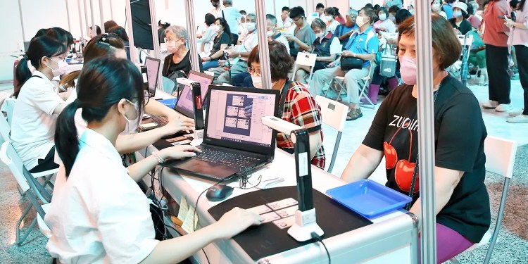 嘉市購物節滿千送百開跑 民眾凌晨搶名額湧兌換人潮 嘉市購物節滿千送百開跑 民眾凌晨搶名額湧兌換人潮