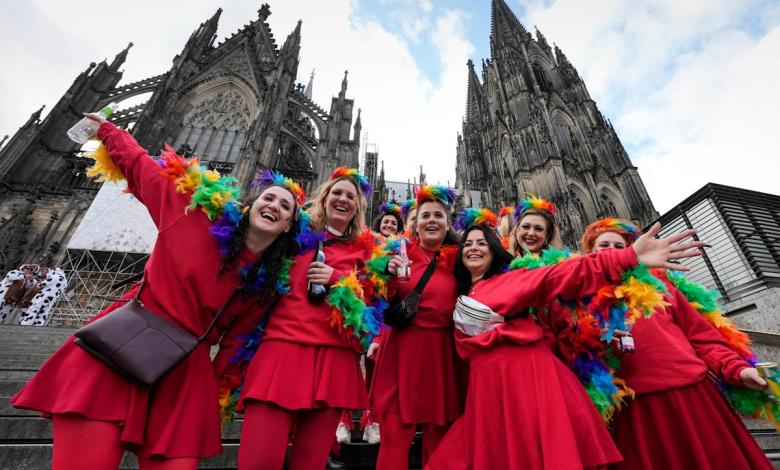 Carnival female reveller takes over Rhineland’s day, dancing, drinking and kissing Carnival female reveller takes over Rhineland’s day, dancing, drinking and kissing