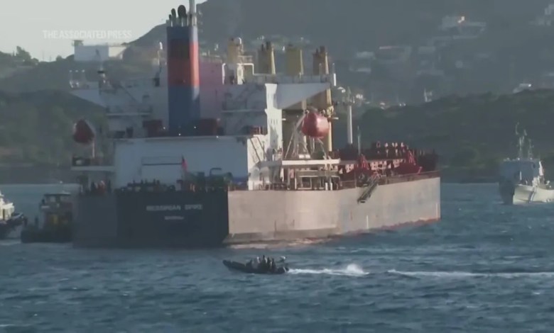 Hundreds of immigrants sailed from Crete to the port of Lafrio, 60 km from Athens Hundreds of immigrants sailed from Crete to the port of Lafrio, 60 km from Athens