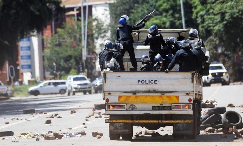 Zimbabwean police arrest dozens of times after protest Zimbabwean police arrest dozens of times after protest