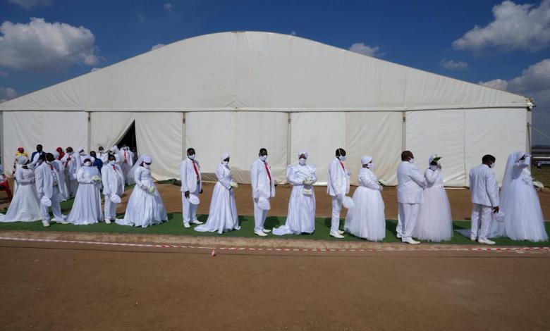Pentecostal Church in South Africa holds a massive Easter wedding of 3,000 people, some polygamy Pentecostal Church in South Africa holds a massive Easter wedding of 3,000 people, some polygamy