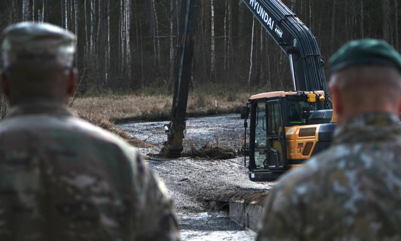 Lithuanian American armored vehicles pulled out of the swamp, but the fate of the four soldiers remains unknown Lithuanian American armored vehicles pulled out of the swamp, but the fate of the four soldiers remains unknown