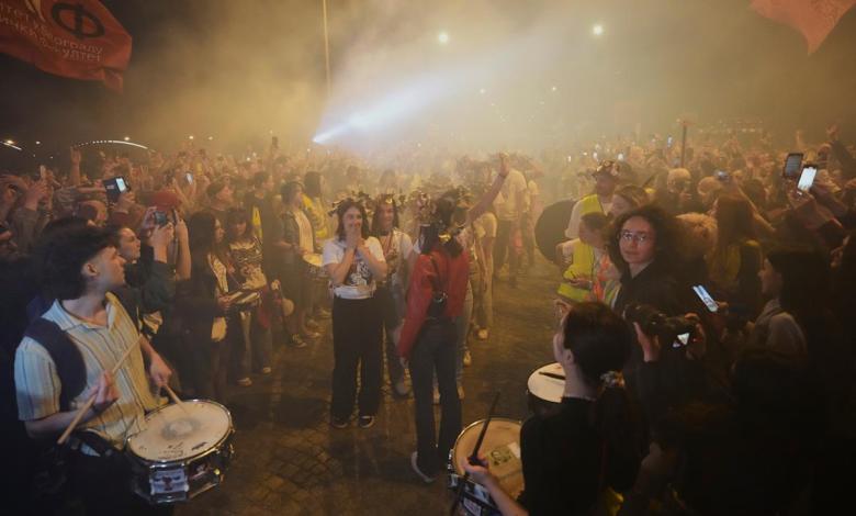 Fireworks and smoke are thousands of Serbian students who ride bicycles to France and seek EU support for protests Fireworks and smoke are thousands of Serbian students who ride bicycles to France and seek EU support for protests
