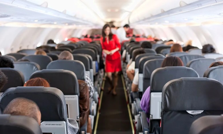 “Super downplayed” woman gives the man a phone number on the plane and then he realizes that her husband is on the same flight “Super downplayed” woman gives the man a phone number on the plane and then he realizes that her husband is on the same flight