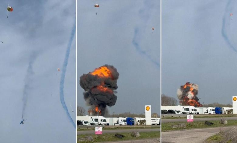 Two military aircraft crashed in the air and crashed in a fiery explosion Two military aircraft crashed in the air and crashed in a fiery explosion