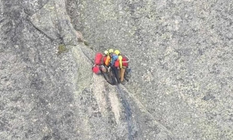 2 climbers suddenly rescued in autumn, allowing them to hang over the sheer 6,500-foot cliff face for the night 2 climbers suddenly rescued in autumn, allowing them to hang over the sheer 6,500-foot cliff face for the night