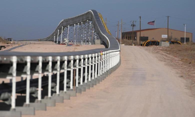 This “dune” is not fictional. This is the longest conveyor belt in the United States, moving sand in Texas This “dune” is not fictional. This is the longest conveyor belt in the United States, moving sand in Texas
