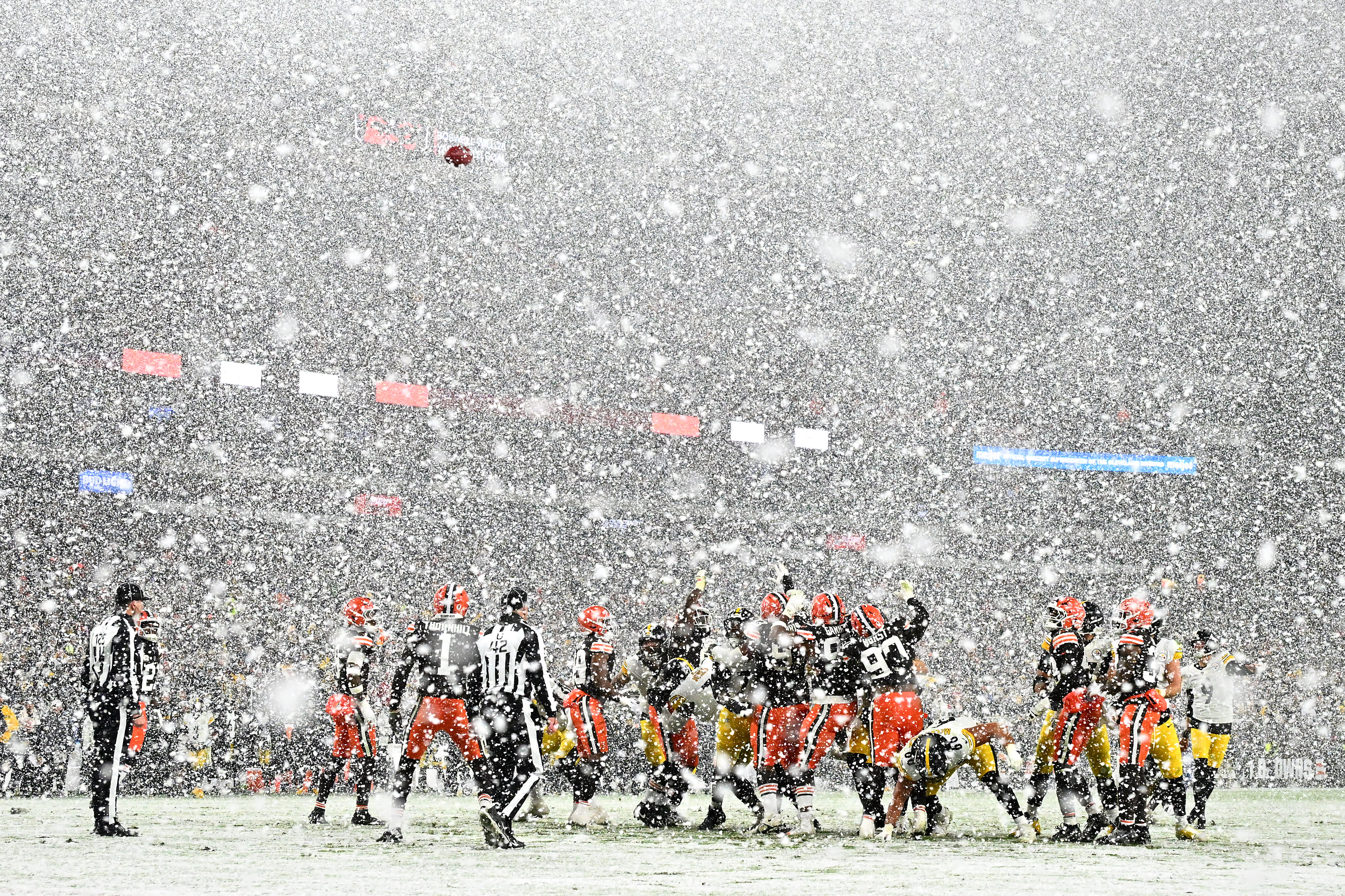 Steelers at Browns turns into a snow globe amid Cleveland blizzard Steelers at Browns turns into a snow globe amid Cleveland blizzard