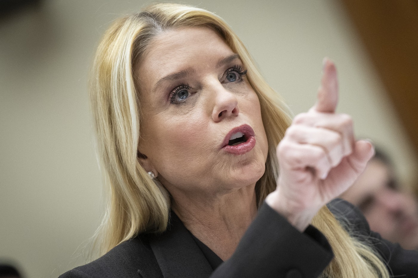 Controversa audierilor: Congresmenii cer demisia lui Pam Bondi Controversa audierilor: Congresmenii cer demisia lui Pam Bondi
