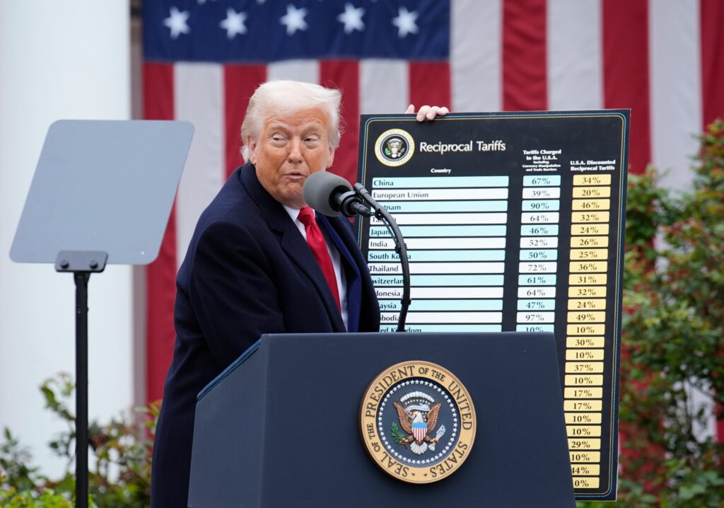 „Trump în alertă: Anularea taxelor vamale ne-ar distruge!” „Trump în alertă: Anularea taxelor vamale ne-ar distruge!”