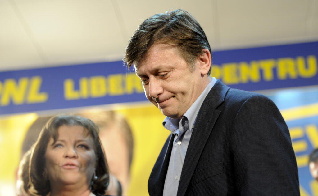 Crin Antonescu critică dur stilul lui Macron în conducerea lui Nicușor Dan Crin Antonescu critică dur stilul lui Macron în conducerea lui Nicușor Dan