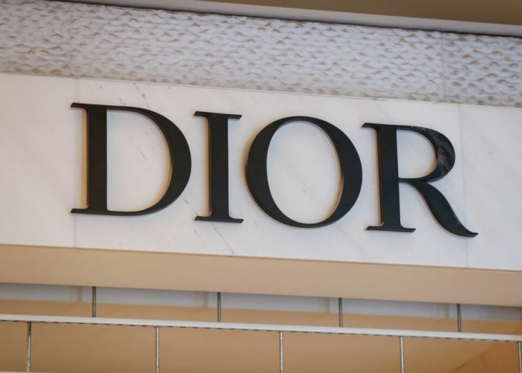 LVMH în picaj: Impact devastator asupra sectorului de lux! LVMH în picaj: Impact devastator asupra sectorului de lux!