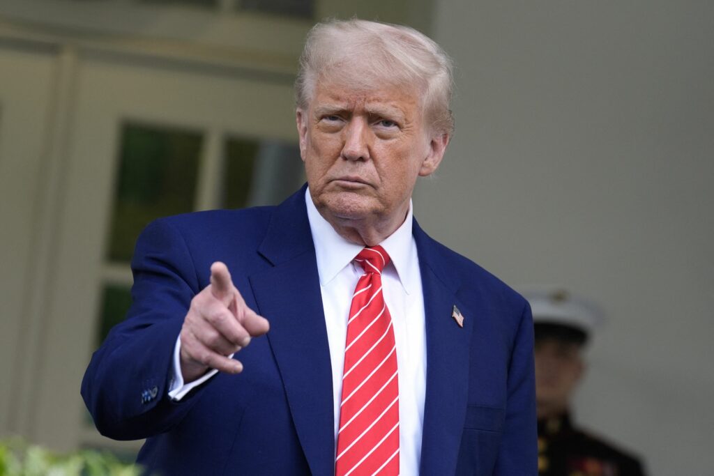 Trump etichetează bărbatul împușcat la Minneapolis drept „agitator” și „insurgent” Trump etichetează bărbatul împușcat la Minneapolis drept „agitator” și „insurgent”