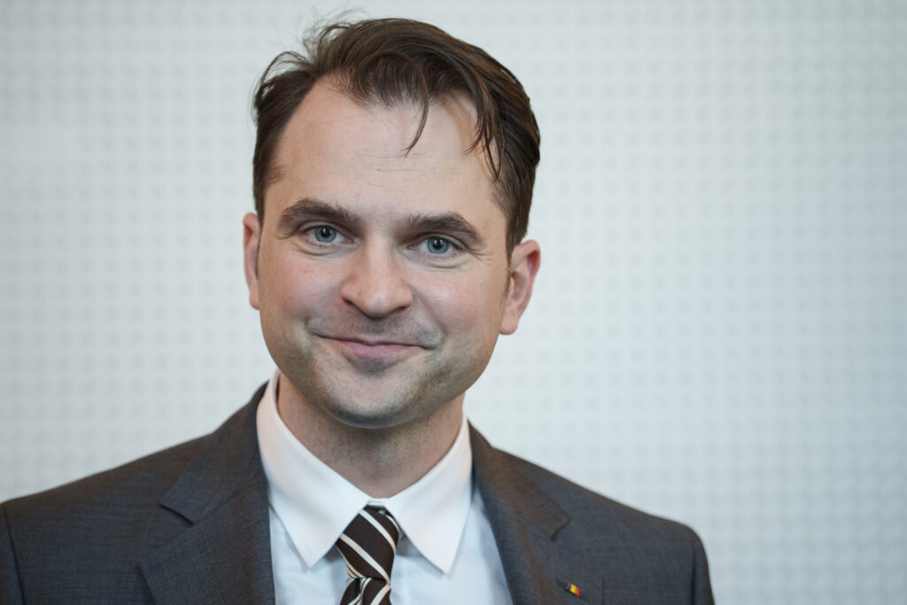 Sebastian Burduja inițiază petiție națională pentru hidrocentrale neterminate Sebastian Burduja inițiază petiție națională pentru hidrocentrale neterminate