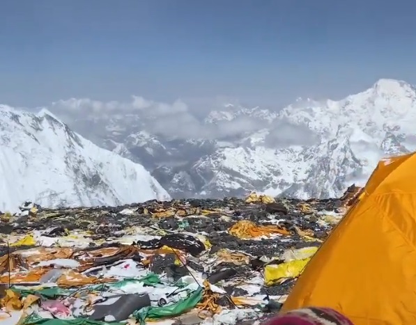 Nepal renunță la salvarea deșeurilor de pe Everest: Ce urmează? Nepal renunță la salvarea deșeurilor de pe Everest: Ce urmează?