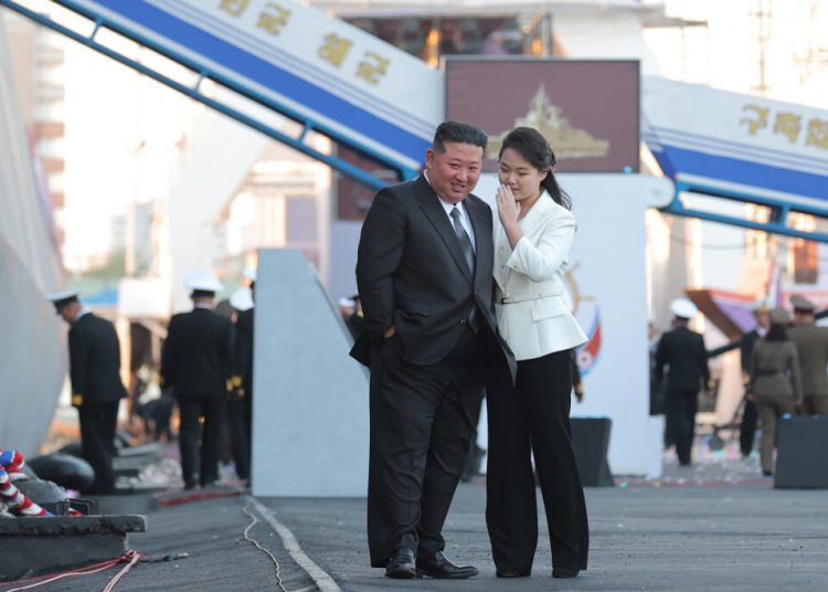 Kim Jong Un își duce fiica la mausoleul familiei: un moment simbolic! Kim Jong Un își duce fiica la mausoleul familiei: un moment simbolic!