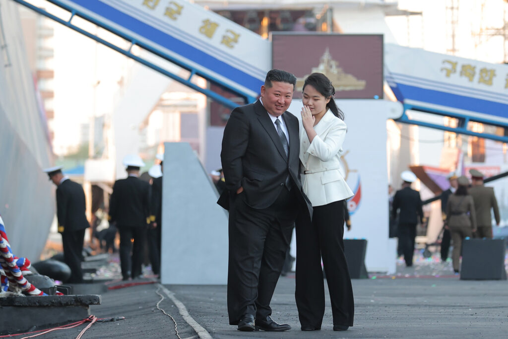 Kim Jong Un își duce fiica la mausoleul familiei: un moment simbolic! Kim Jong Un își duce fiica la mausoleul familiei: un moment simbolic!