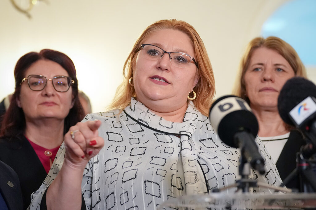 Diana Șocoacă îl îndeamnă pe Trump să-l elibereze pe Maduro! Diana Șocoacă îl îndeamnă pe Trump să-l elibereze pe Maduro!