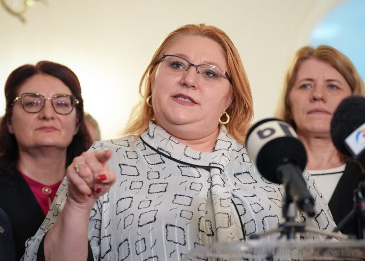 Diana Șocoacă îl îndeamnă pe Trump să-l elibereze pe Maduro! Diana Șocoacă îl îndeamnă pe Trump să-l elibereze pe Maduro!