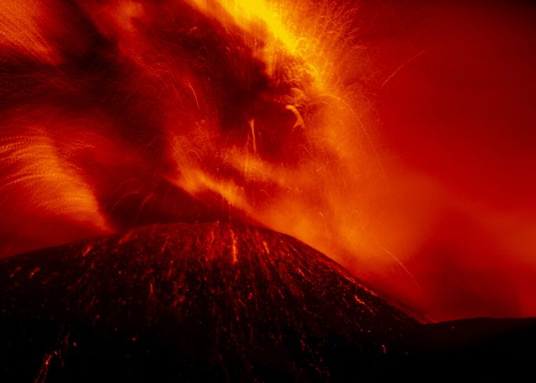 Protest al ghizilor de pe Etna împotriva restricțiilor turistice! Protest al ghizilor de pe Etna împotriva restricțiilor turistice!