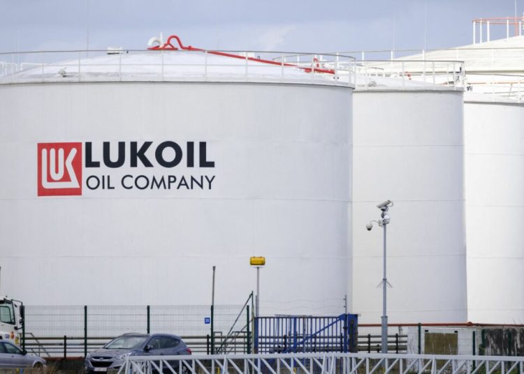 Lukoil își vinde majoritatea activelor internaționale către Carlyle Group! Lukoil își vinde majoritatea activelor internaționale către Carlyle Group!