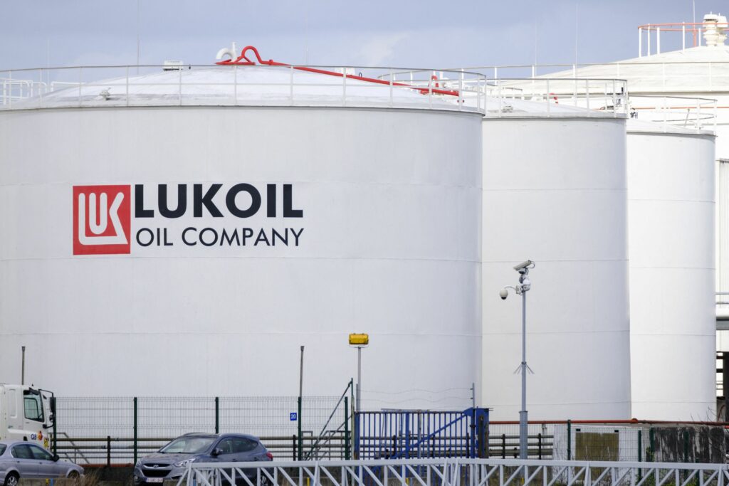 Lukoil își vinde majoritatea activelor internaționale către Carlyle Group! Lukoil își vinde majoritatea activelor internaționale către Carlyle Group!