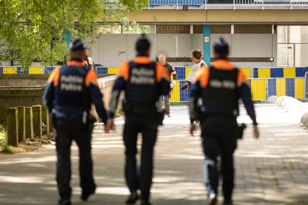 Percheziție șocantă la o librărie din Paris: Caiet de colorat căutat! Percheziție șocantă la o librărie din Paris: Caiet de colorat căutat!