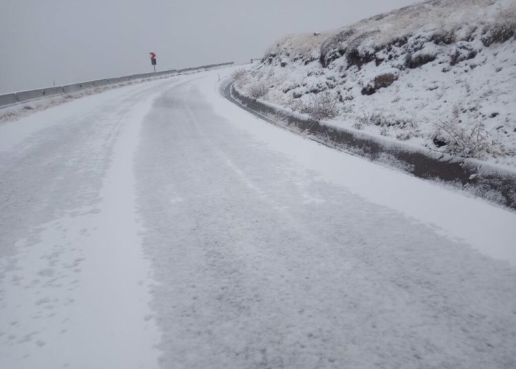 Zăpada blochează traficul pe două drumuri naționale în Caraș-Severin! Zăpada blochează traficul pe două drumuri naționale în Caraș-Severin!