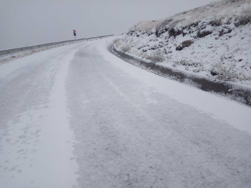 Zăpada blochează traficul pe două drumuri naționale în Caraș-Severin! Zăpada blochează traficul pe două drumuri naționale în Caraș-Severin!