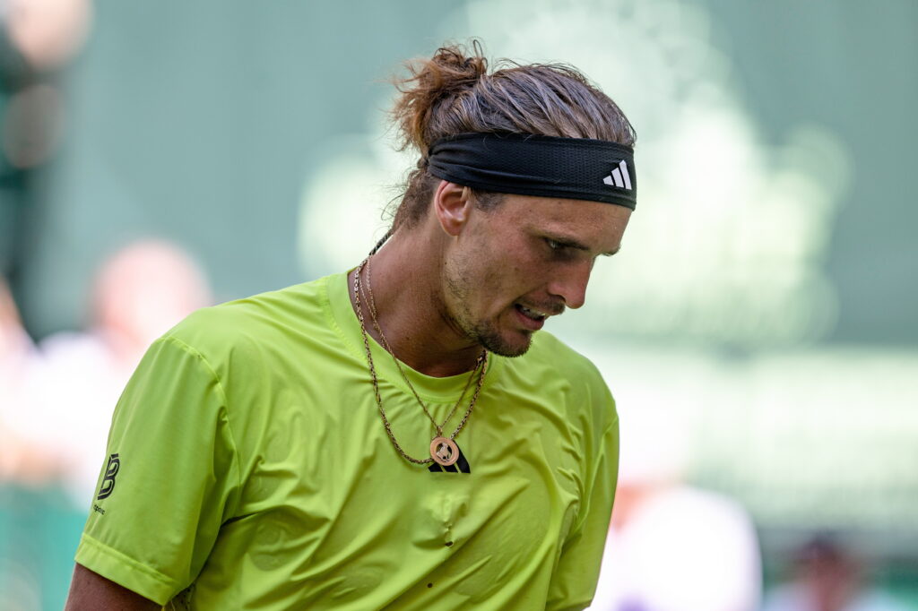 Zverev depășește emoțiile și avansează în turul 2 la Australian Open! Zverev depășește emoțiile și avansează în turul 2 la Australian Open!