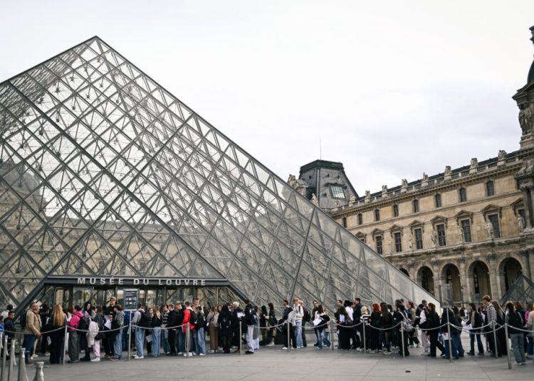 Luvru revine în forță: redeschidere totală după greva angajaților! Luvru revine în forță: redeschidere totală după greva angajaților!