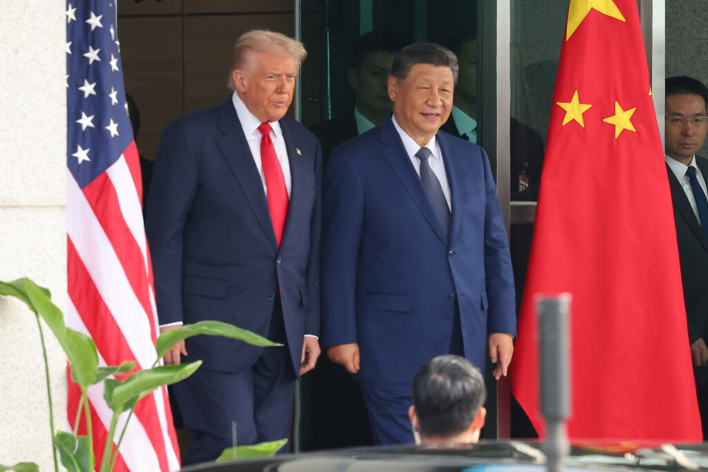 Trump, în război comercial cu China: Tarifele anti-Iran amenință acordul! Trump, în război comercial cu China: Tarifele anti-Iran amenință acordul!