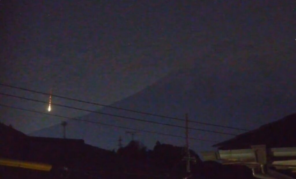 Spectacolul cosmic: O minge de foc străbate cerul Japoniei lângă Fuji! Spectacolul cosmic: O minge de foc străbate cerul Japoniei lângă Fuji!