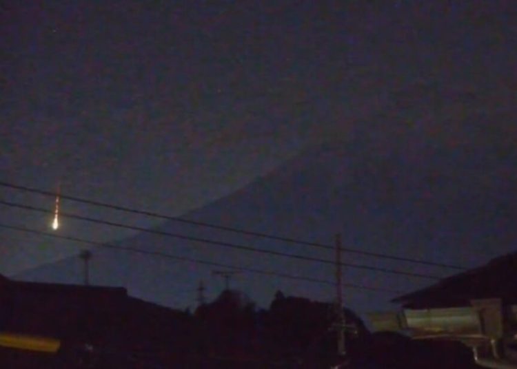 Spectacolul cosmic: O minge de foc străbate cerul Japoniei lângă Fuji! Spectacolul cosmic: O minge de foc străbate cerul Japoniei lângă Fuji!