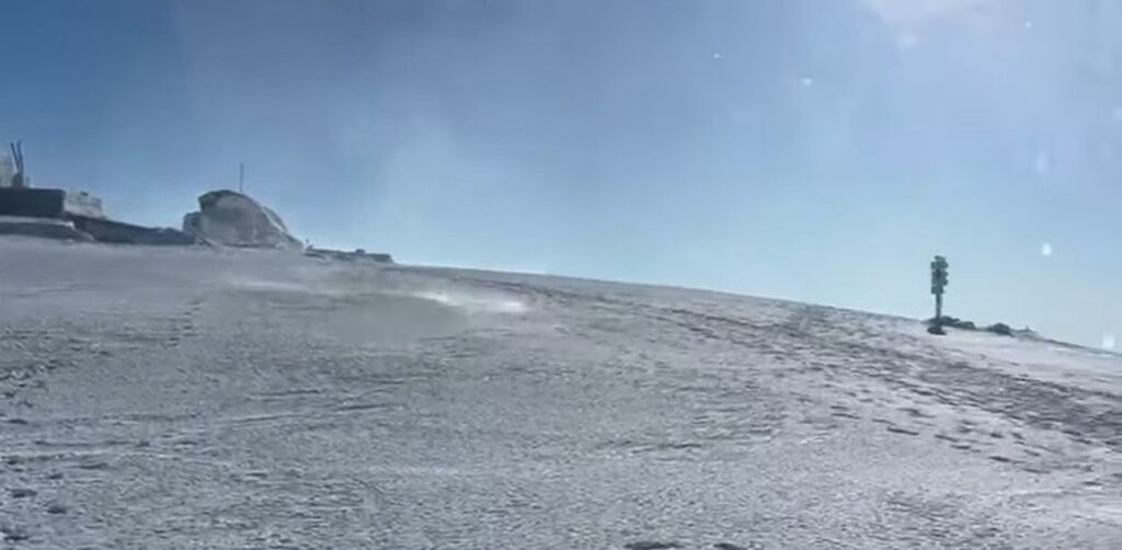 Salvamont surprinde: rafale de vânt de 100 km/h în Bucegi! Salvamont surprinde: rafale de vânt de 100 km/h în Bucegi!