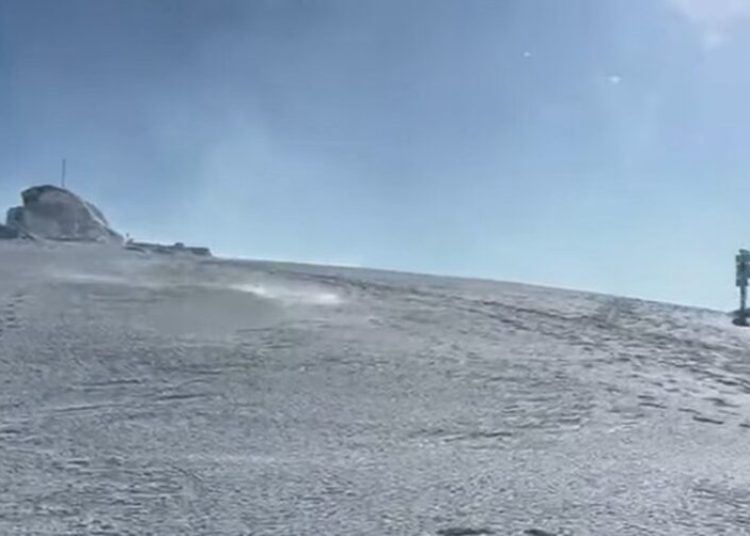 Salvamont surprinde: rafale de vânt de 100 km/h în Bucegi! Salvamont surprinde: rafale de vânt de 100 km/h în Bucegi!