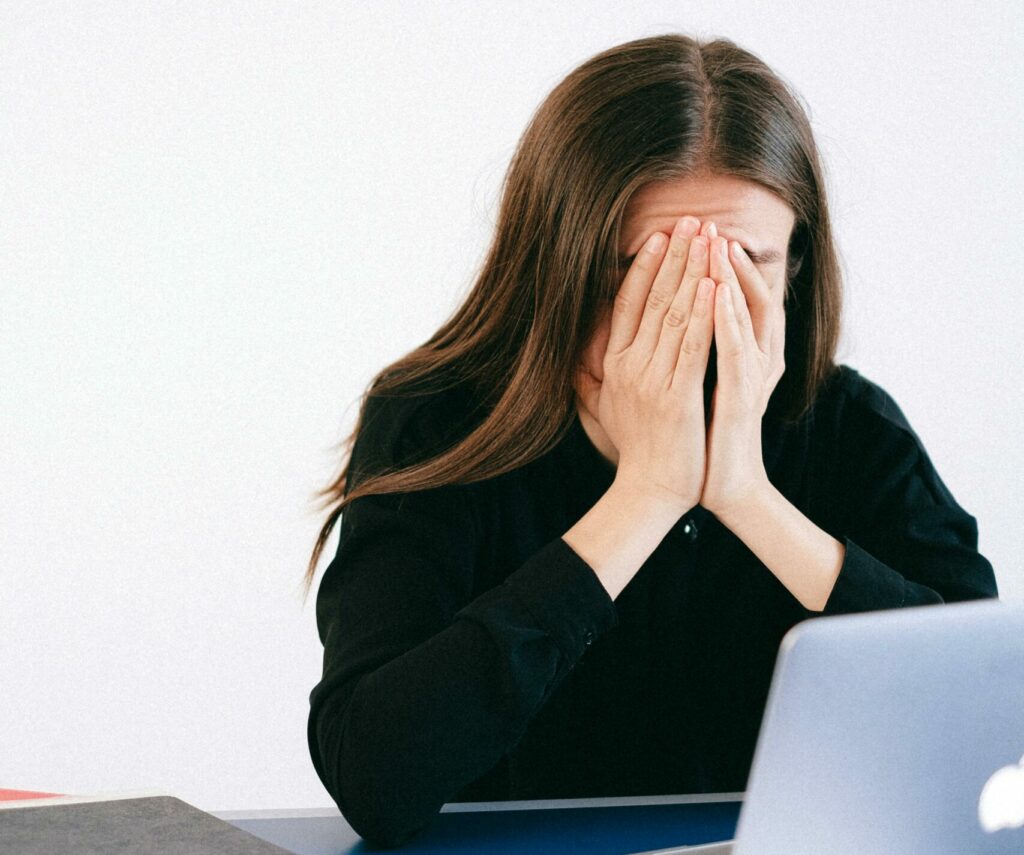 Rețelele sociale: Impactul devastator asupra adolescenților în criză Rețelele sociale: Impactul devastator asupra adolescenților în criză