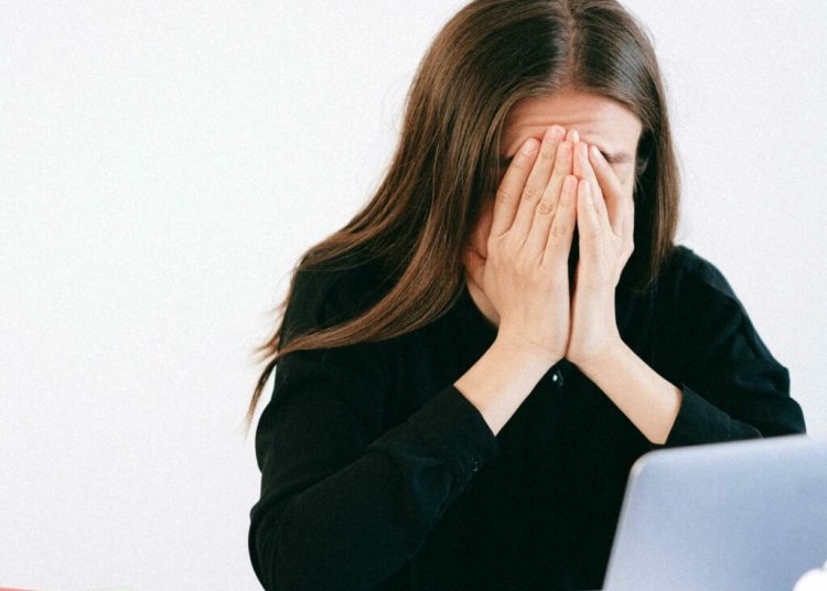 Rețelele sociale: Impactul devastator asupra adolescenților în criză Rețelele sociale: Impactul devastator asupra adolescenților în criză