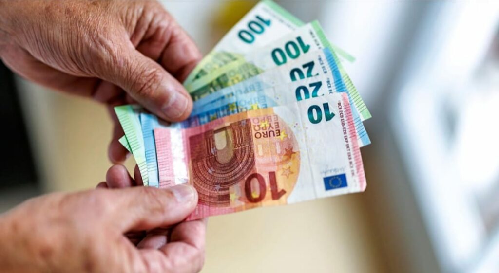 România pe cale de pensionare: Ce se întâmplă în țara cu sute de mii de români la muncă? România pe cale de pensionare: Ce se întâmplă în țara cu sute de mii de români la muncă?