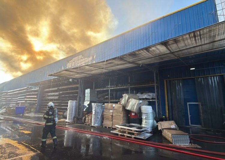 Incendiu devastator în sectorul 6: fum negru și panică în zonă! Incendiu devastator în sectorul 6: fum negru și panică în zonă!