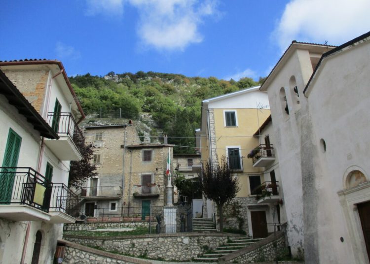 Italia celebrează primul nou-născut dintr-un sat după 30 de ani! Italia celebrează primul nou-născut dintr-un sat după 30 de ani!