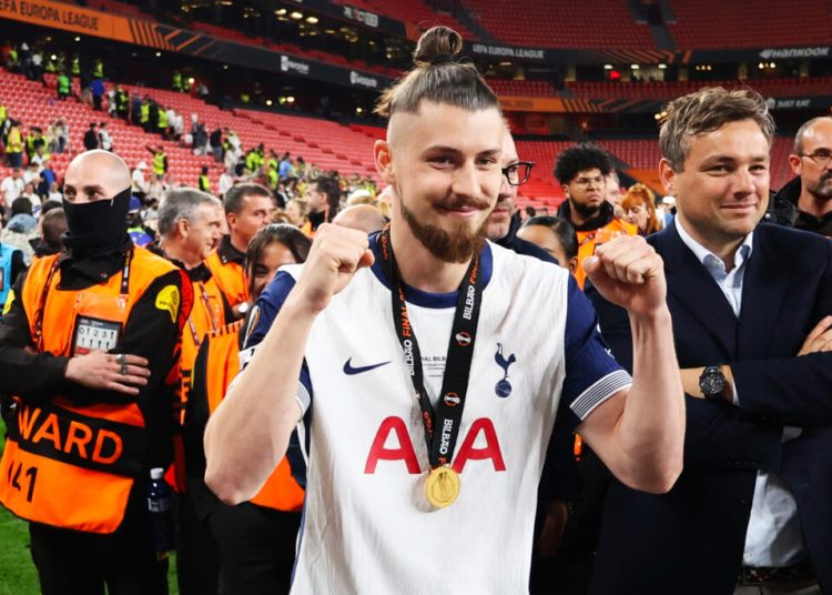 Radu Drăgușin revine pe teren după 11 luni: „A fost o călătorie lungă!” Radu Drăgușin revine pe teren după 11 luni: „A fost o călătorie lungă!”