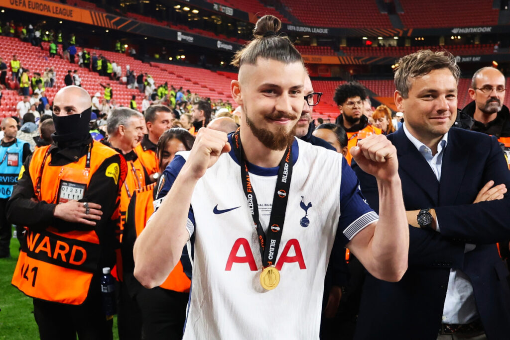 Radu Drăgușin revine pe teren după 11 luni: „A fost o călătorie lungă!” Radu Drăgușin revine pe teren după 11 luni: „A fost o călătorie lungă!”