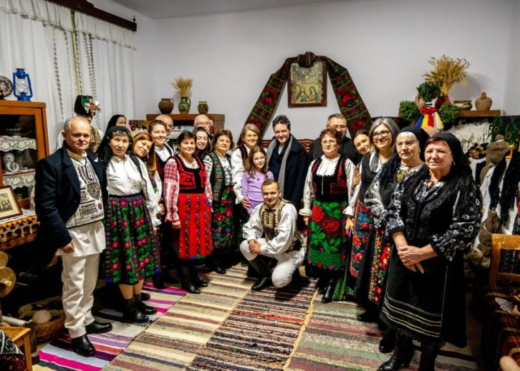 Nicușor Dan a sărbătorit Crăciunul în satul bunicilor! Nicușor Dan a sărbătorit Crăciunul în satul bunicilor!