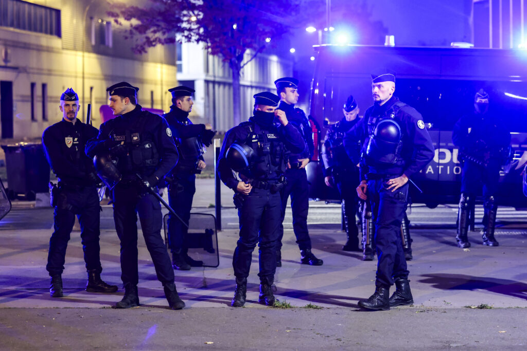 Atacatorul din Paris, cu ordin de expulzare, șochează prin agresiune Atacatorul din Paris, cu ordin de expulzare, șochează prin agresiune