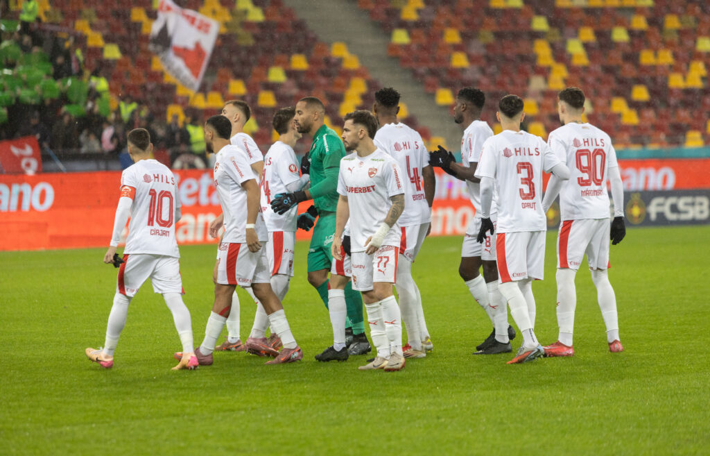 Superliga revine vineri cu dueluri electrizante: Metaloglobus vs FC Argeș și Hermannstadt vs Dinamo! Superliga revine vineri cu dueluri electrizante: Metaloglobus vs FC Argeș și Hermannstadt vs Dinamo!